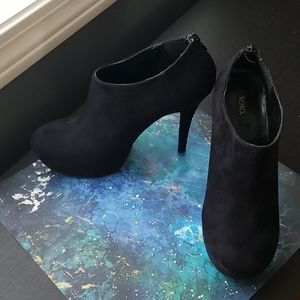 Black faux seude heeled booties